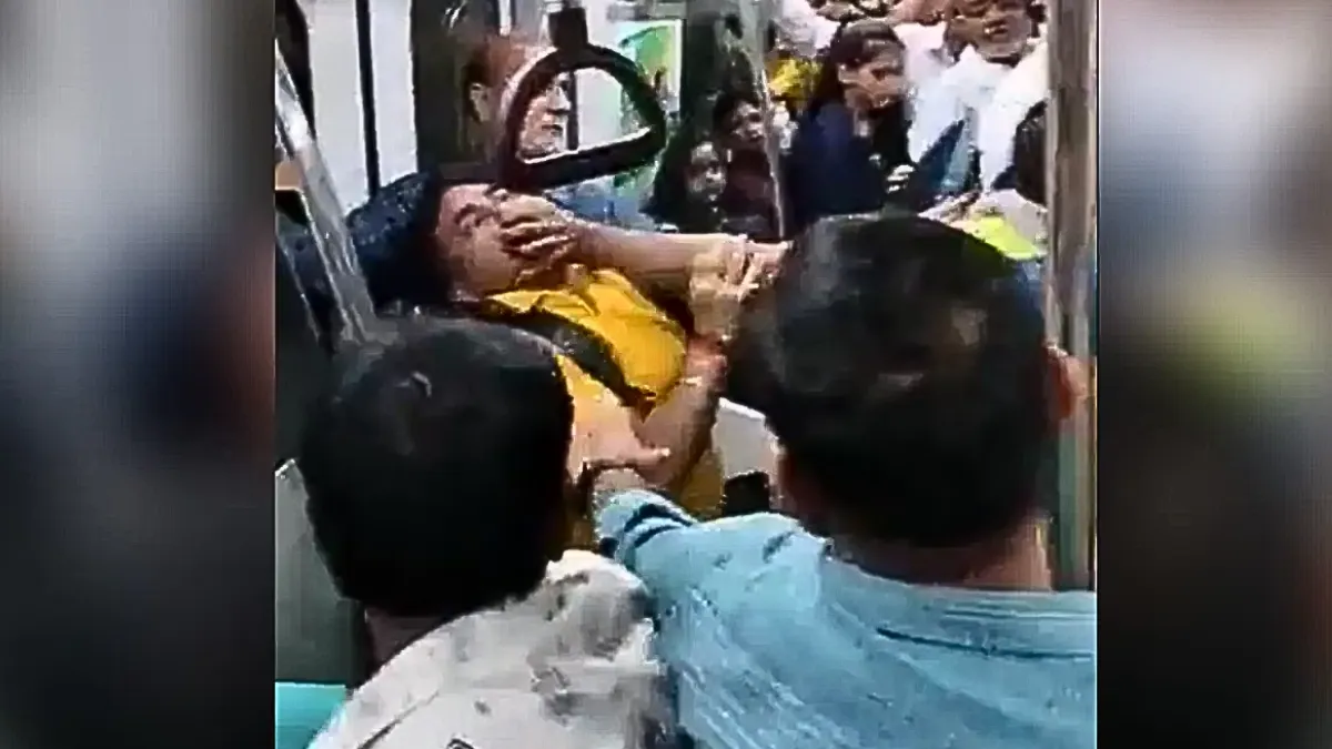 Delhi Metro Fight: