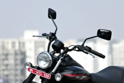 Bajaj Avenger 220 Street