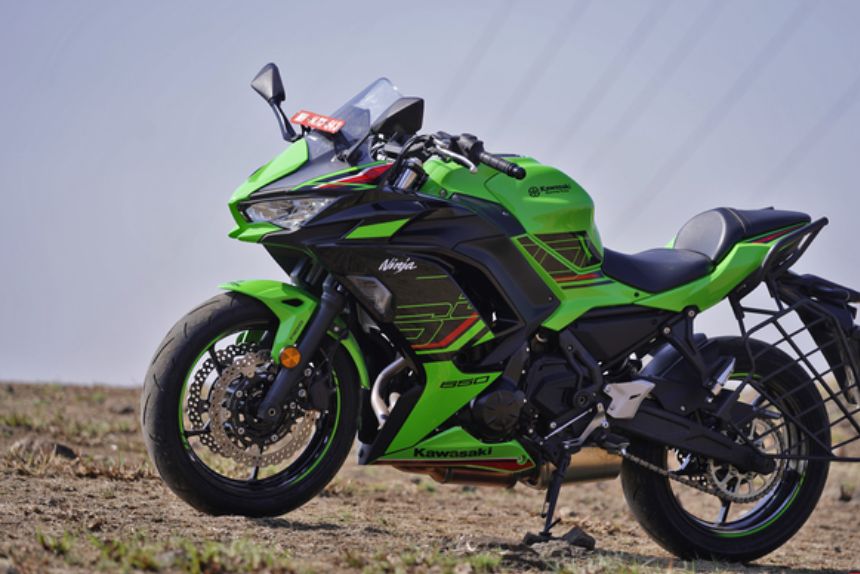 Kawasaki Ninja 650 के आक्रामक लुक और स्मार्ट फीचर्स ने Honda CBR 650R की लंका लगा दी। 