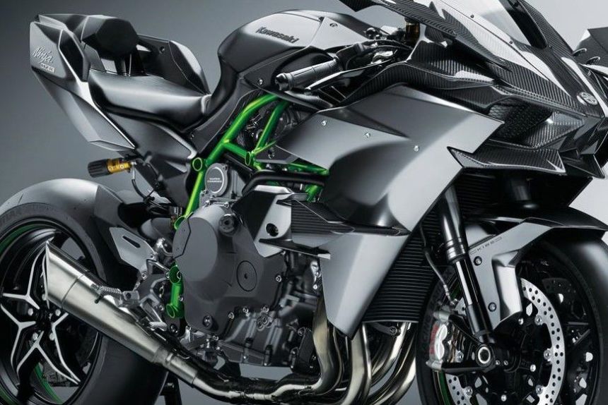 Kawasaki Ninja: दो Fortuner आ जाएगी इसकी 1 बाइक की कीमत पर, इसकी फीचर्स और कीमत हैरान कर देगी आपको 