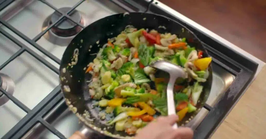 Veg Pan Fried Noodles Recipe: चायनीज स्टाइल वेज पैन फ्राई नूडल्स बनाने का सबसे आसान तरीका