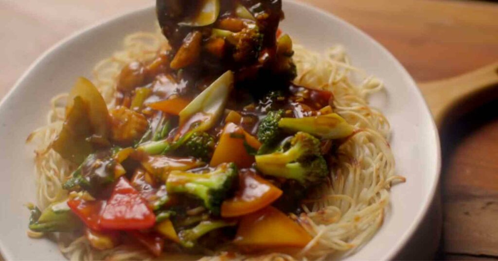 Veg Pan Fried Noodles Recipe: चायनीज स्टाइल वेज पैन फ्राई नूडल्स बनाने का सबसे आसान तरीका