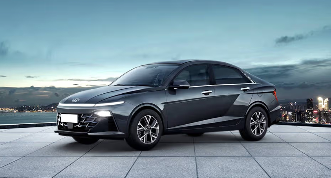 Hyundai Verna स्टाइलिश लुक और स्मार्ट फीचर्स के साथ एक शानदार सेडान