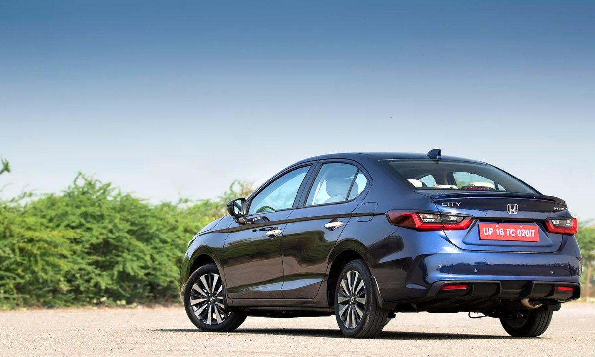 अगर आप एक ऐसी सेडान की तलाश में हैं जो स्टाइलिश, आरामदायक और दमदार परफॉर्मेंस के साथ आए, तो Honda City आपके लिए बेहतरीन विकल्प साबित हो सकती है।