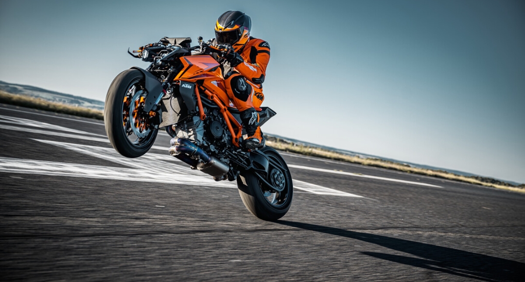 KTM 1390 Super Duke R सबसे पावरफुल सुपरबाइक, दमदार इंजन और शानदार लुक के साथ! 