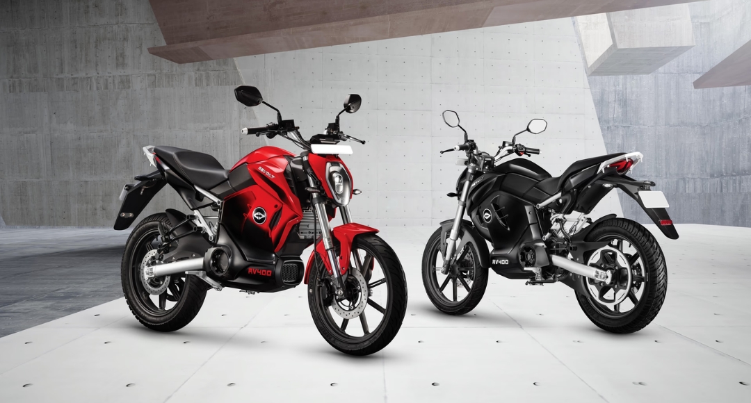 ऐसे समय में Revolt RV400 एक बेहतरीन विकल्प बनकर उभरती है, जो न केवल शानदार परफॉर्मेंस देती है बल्कि तकनीक और सुविधा के मामले में भी सबको पीछे छोड़ देती है।