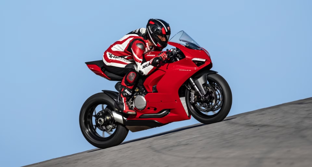 Ducati Panigale V2 रफ्तार स्टाइल और टेक्नोलॉजी का दमदार मेल