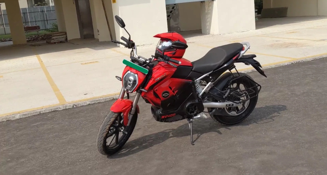 ऐसे समय में Revolt RV400 एक बेहतरीन विकल्प बनकर उभरती है, जो न केवल शानदार परफॉर्मेंस देती है बल्कि तकनीक और सुविधा के मामले में भी सबको पीछे छोड़ देती है।