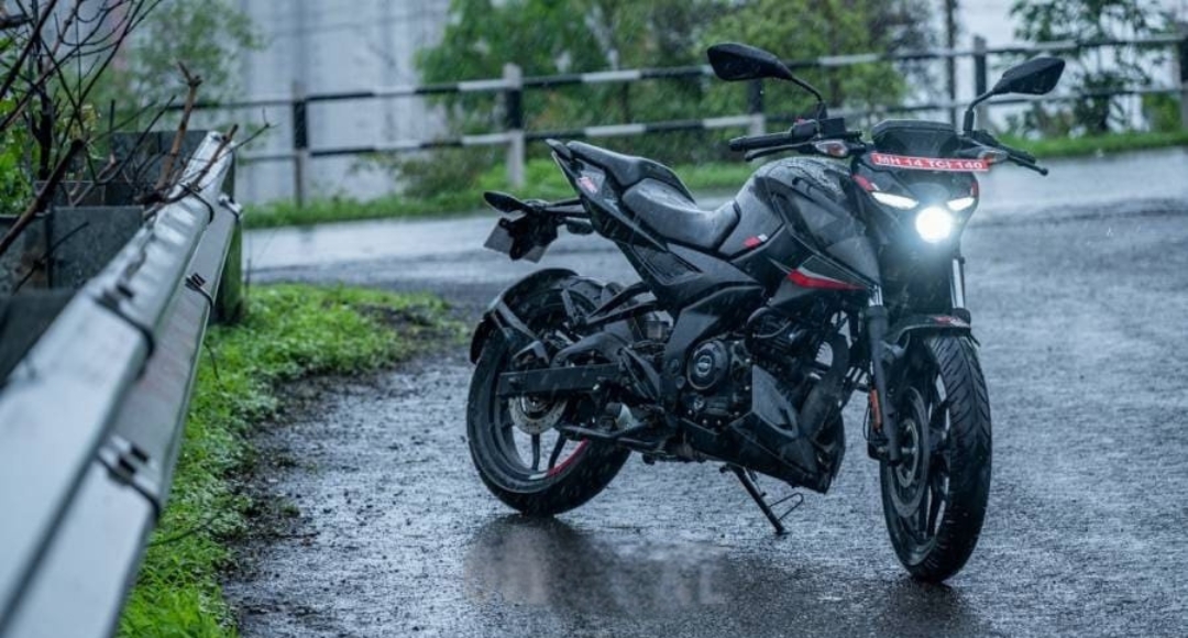 Bajaj Pulsar N160 युवाओं के दिलों पर राज करने वाली परफॉर्मेंस बाइक