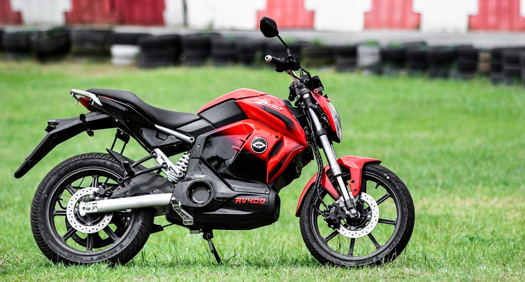 ऐसे समय में Revolt RV400 एक बेहतरीन विकल्प बनकर उभरती है, जो न केवल शानदार परफॉर्मेंस देती है बल्कि तकनीक और सुविधा के मामले में भी सबको पीछे छोड़ देती है।